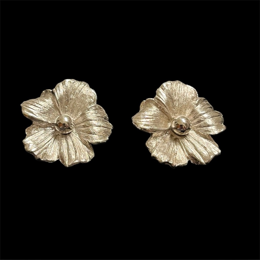 Small Flower Patent 156452 Clip-on Silvertone Vintage Unsigned Jewelry Earrings